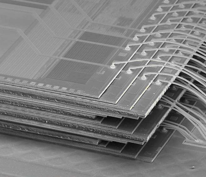 기존 와이어 본딩 이미지. 신호 입출력을 위한 와이어(금속 선) 길이가 길어 속도가 늦고 부피를 많이 차지한다.(사진=SK하이닉스)