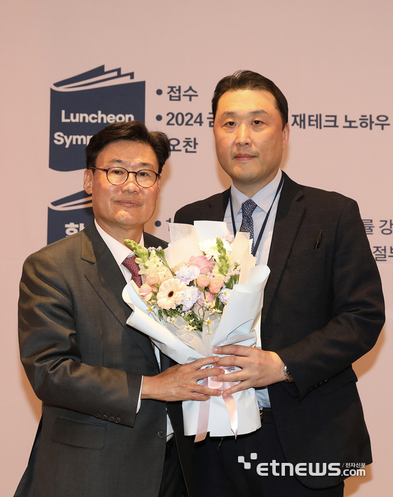 윤성환 이춘택병원장(오른쪽)이 제5기 대한전문병원협회장으로 선출됐다.