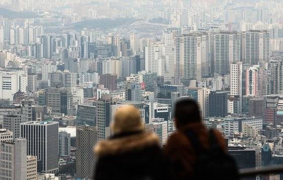 지난 3일 서울 남산타워에서 본 아파트 단지 모습. 뉴스1