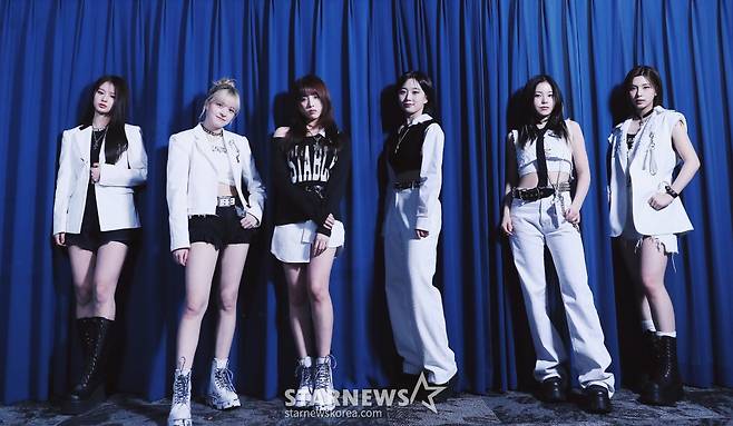 걸그룹 엔믹스(NMIXX)가 서울 종로구 스타뉴스 사옥에서 진행된 '2023 아시아 아티스트 어워즈 인 필리핀'(2023 Asia Artist Awards IN THE PHILIPPINES, 이하 2023 AAA) 수상 인터뷰에 앞서 포즈를 취하고 있다. /사진=김창현