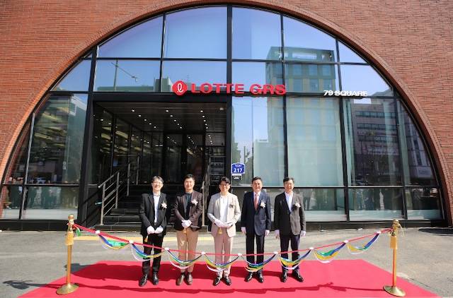 2일 송파구 삼전동에 위치한 롯데GRS 신사옥 ‘GRS 79 SQUARE’ 개소식에서 (왼쪽부터)롯데GRS 황문호 사외이사, 차우철 대표이사, 최성민 노동조합위원장, 신동권 사외이사, 이황 전 사외이사 등이 기념촬영을 하고 있다. / 사진=롯데GRS 제공