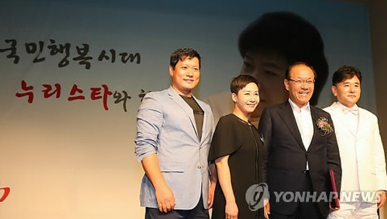 2013년 박근혜 지지 연예인 단체인 새누리당 '누리스타봉사단' 발대식에 참여한 가수 리아(왼쪽 두번째). 〈사진=연합뉴스〉