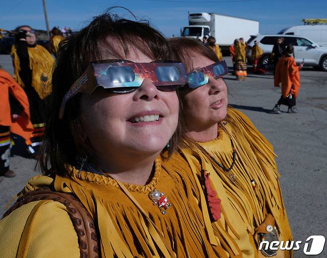 캐나다 뉴펀들랜드 지역에서 어린이들이 보안경을 끼고 일식을 지켜보고 있다. ⓒ 로이터=뉴스1 ⓒ News1 박형기 기자