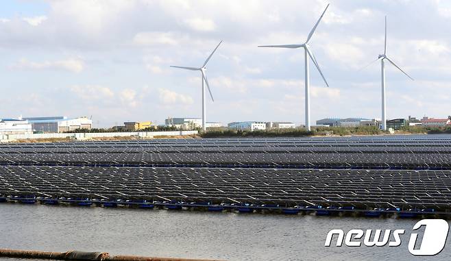 전북 군산시에 설치 된 수상 태양광 발전소 2018.10.29/뉴스1 ⓒ News1 문요한 기자