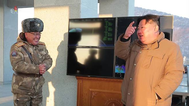 지난 18일 김정은 북한 국무위원장이 고체연료 신형 ICBM '화성-18형' 발사를 참관하고 있다./조선중앙통신 뉴시스