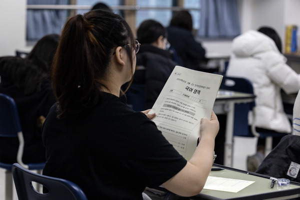 2025학년도 대학수학능력시험(수능)을 대비해 지난달 28일 전국연합학력평가가 시행된 가운데 서울 한 고등학교에서 수험생들이 시험 준비를 하고 있다. 연합뉴스