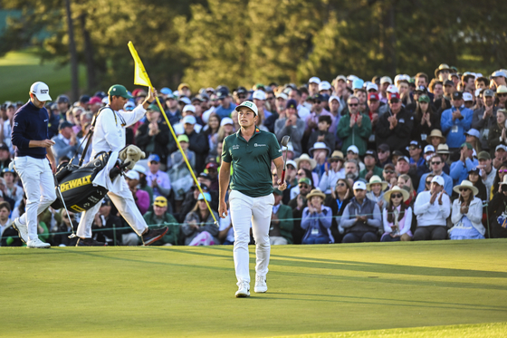 Viktor Hovland of Norway acknowledges patrons on the 18th hole green during the final round of the 2023 Masters Tournament at Augusta National Golf Club in Augusta, Georgia on April 9, 2023.  [GETTY IMAGES]