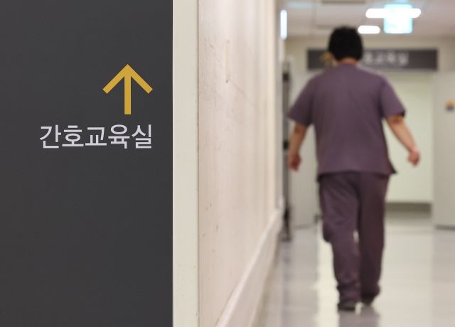 지난달 27일 오전 서울 시내 한 대형병원에서 한 의료 관계자가 간호교육실로 이동하고 있다. 연합뉴스