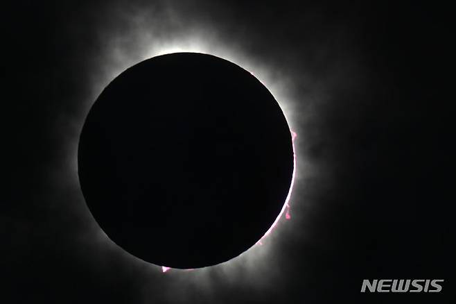 [포트워스=AP/뉴시스] 8일(현지시각) 미 텍사스주 상공에서 달이 태양을 완전히 가리는 개기일식이 관측되고 있다. 2024.04.09.