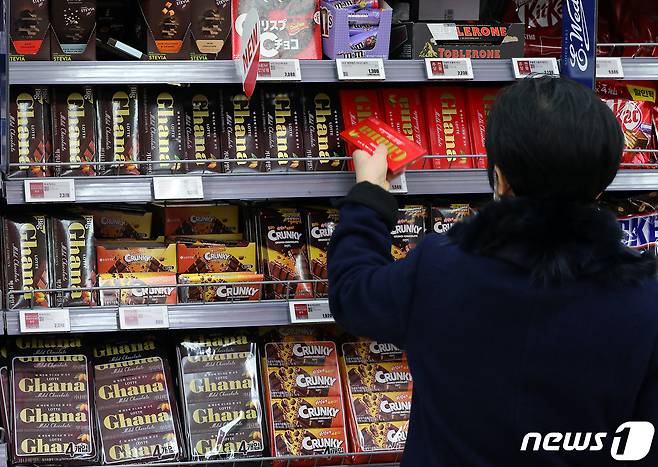 서울 시내 대형마트를 찾은 시민들이 초콜릿을 고르고 있다. (사진은 기사 내용과 무관함) 2023.2.10/뉴스1 ⓒ News1 박정호 기자