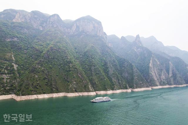 장강삼협 크루즈 선박이 암봉이 높이 솟은 신녀계 부근을 지나고 있다.