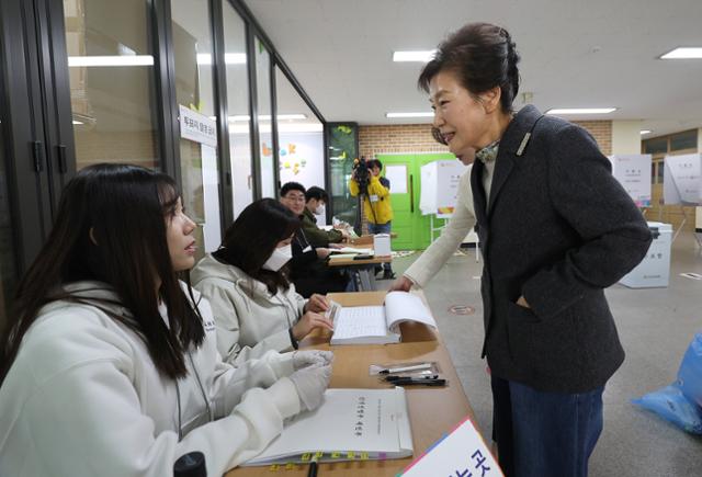 박근혜 전 대통령이 10일 대구 달성군 비슬초등학교에 마련된 유가읍 제3투표소에서 투표하기 전 신분 확인을 하고 있다. 뉴시스
