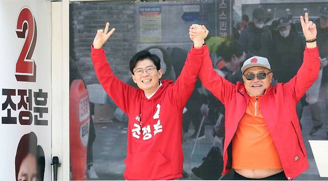 조정훈 마포구갑 국회의원 후보가 1일 오후 서울 마포구 공덕시장에서 유세차랑에 올라 지지를 호소하며 인사를 하고 있다./사진=뉴스1