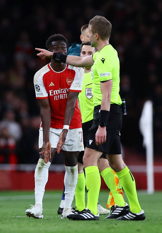 ▲ 아스널은 10일 오전 4시(한국시간) 영국 런던 에미레이츠 스타디움에서 바이에른 뮌헨과 2023-24시즌 유럽축구연맹(UEFA) 챔피언스리그(UCL) 8강 1차전에서 2-2로 비겼다. 홈에서 승리를 따낸 뒤 2차전 원정길에 들어가고픈 이들이었지만 일단은 무승부에 만족해야 했다. 부카요 사카는 경기 끝나고 심판에게 달려가 억울함을 토로했지만 영국 현지 반응은 "페널티 킥을 주지 않은 것이 옳은 판정이었다. 처음엔 페널티 킥이라고 생각했지만 리플레이를 보니 사카가 노이어와 접촉을 했다. 노이어는 달려갔다가 멈췄고, 오히려 사카가 노이어를 걷어찼다. 심판은 좋은 판정을 했다”라며 차가웠다 ⓒ연합뉴스/로이터