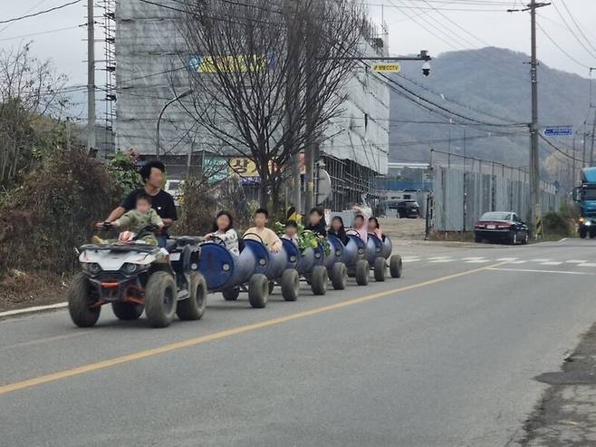 경기 용인시 한터팜오토캠핑장에서 운영하는 깡통열차 운행 모습. 뒤로 큰 화물차가 뒤따라오는 것이 보인다. 독자 제공