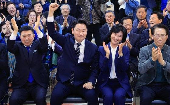 더불어민주당 종로구 곽상언(앞줄 왼쪽 두 번째) 당선인이 10일 오후 서울 종로구 창신동에 마련한 자신의 선거사무소에서 방송3사 출구조사 결과 보도를 보며 환호하고 있다. 곽 당선인 오른쪽은 아내 노정연씨. 연합뉴스