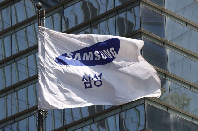 지난 9일 서울 삼성전자 서초사옥 앞에 걸린 깃발이 바람에 나부끼고 있다. 연합뉴스
