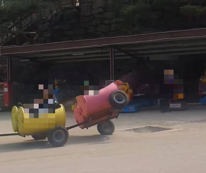 지난 31일 포천시의 한 테마파크에서 깡통열차가 오른쪽으로 전복되는 모습./사진=A씨 인스타그램 캡쳐