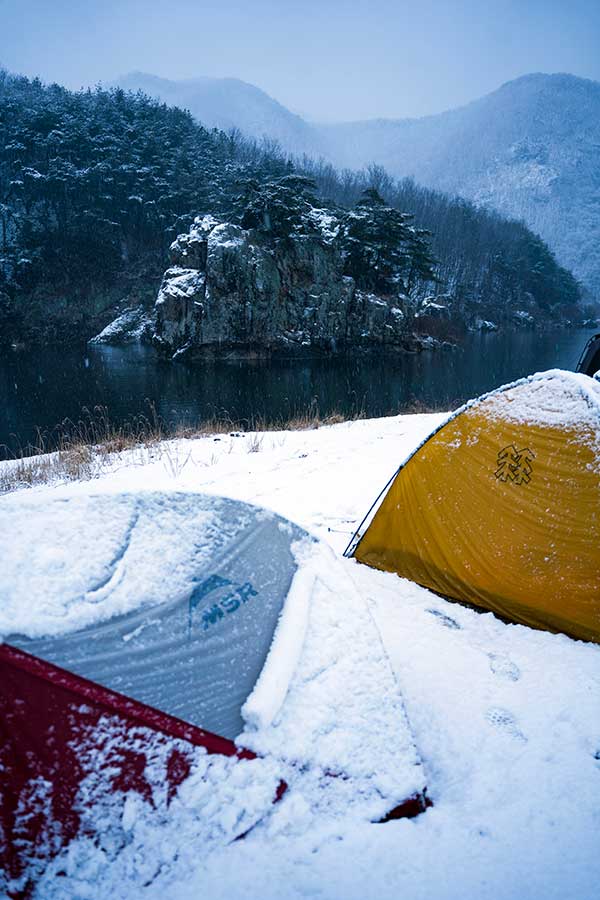 지장산 아래 섬바위에서의 하룻밤. 간밤에 내린 눈 때문에 텐트가 폭삭 쓰러질 듯하다.