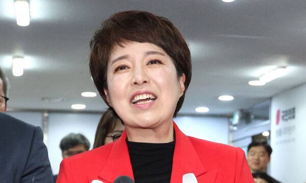 김은혜 경기 성남분당을 후보가 11일 경기 성남시 분당구에 마련된 자신의 선거사무소에서 당선이 확실해지자 소감을 밝히고 있다. 뉴스1