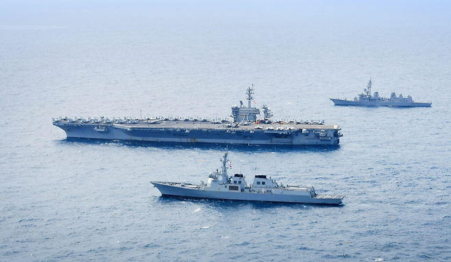 한미 해군과 일본 해상자위대가 11일 제주 남방 공해상에서 북한의 핵·미사일 위협에 대한 공동 대응능력을 향상하기 위해 한미일 해상 훈련을 실시하고 있다. 아래쪽부터 우리군 이지스구축함 서애류성룡함, 미국 해군 항공모함 시어도어 루즈벨트함(Theodore Roosevelt), 일본 해상자위대 구축함 아리아케함(Ariake). 해군 제공