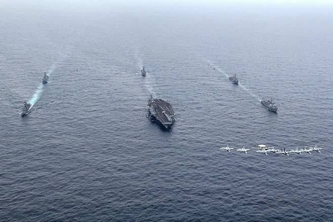 한미 해군과 일본 해상자위대가 11일 제주 남방 공해상에서 북한의 핵·미사일 위협에 대한 공동 대응능력을 향상하기 위해 한미일 해상 훈련을 실시하고 있다. 해군 제공