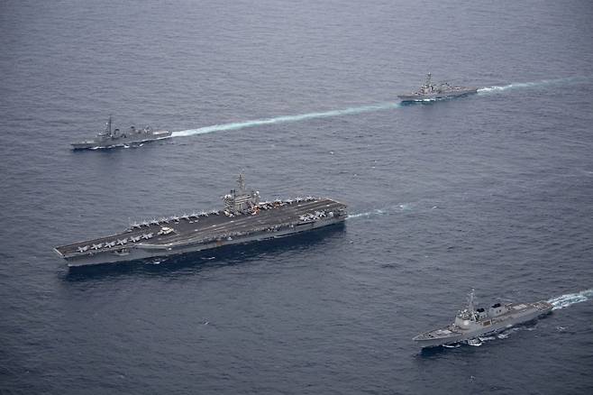 한미 해군과 일본 해상자위대가 11일 제주 남방 공해상에서 북한의 핵·미사일 위협에 대한 공동 대응능력을 향상하기 위해 한미일 해상 훈련을 실시하고 있다. 해군 제공