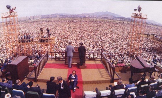 1973년 빌리 그레이엄 목사가 서울 여의도광장에서 전도 집회를 하고 있다. 당시 김장환 목사의 명통역은 지금도 기독교계에서 회자될 정도다. 중앙포토