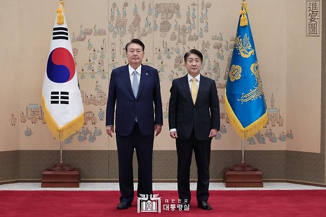 ▲윤석열 대통령이 지난해 8월25일 이동관 방송통신위원장 임명장을 수여하고 기념촬영을 하고 있다. 사진=대통령실