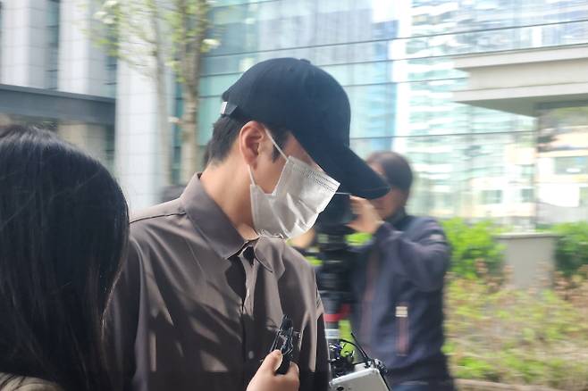 도로교통법상 음주 측정 거부, 자동차불법사용 혐의로 1심에서 징역형 집행유예를 선고받은 그룹 신화 멤버 신혜성(본명 정필교·45)이 12일 오전 서울동부지법에서 열린 항소심 선고기일에 출석하기 위해 법정으로 향하고 있다. 연합뉴스