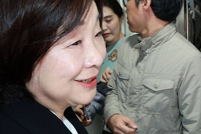 심상정 녹색정의당 공동선대위원장이 11일 오전 서울 여의도 국회 소통관에서 22대 총선 결과 관련 입장발표 기자회견을 마치고 승강기에 탑승하기 위해 기다리며 취재진 질문에 답변하고 있다.뉴시스