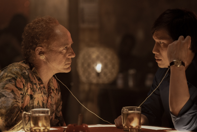 ‘동조자’ 7회에서 캡틴(호아 쉬안데)과 CIA 요원으로 분한 로버트 다우니 주니어가 은밀한 눈빛으로 서로를 응시하고 있다. 사진 제공=HBO