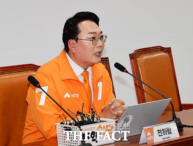 천하람 개혁신당 비례대표 당선인은 대통령 임기를 4년 중임제로 바꾸는 헌법 개정이 필요하다며 "윤석열 대통령이 개헌의 주인공이 되시는 게 대한민국 정치 발전에 도움되는 거 아닌가"라고 말했다. /배정한 기자