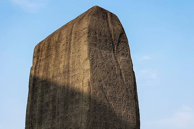 호로고루 초입에 서 있는 '북에서 온 광개토대왕릉비'. 중국 지린성에 있는 비를 본떠 만든 것이다. 이 비 아래엔 북에서 온 광개토대왕릉비가 이곳에 자리하게 된 '내력'이 적혀있다. / 양수열 영상미디어 기자