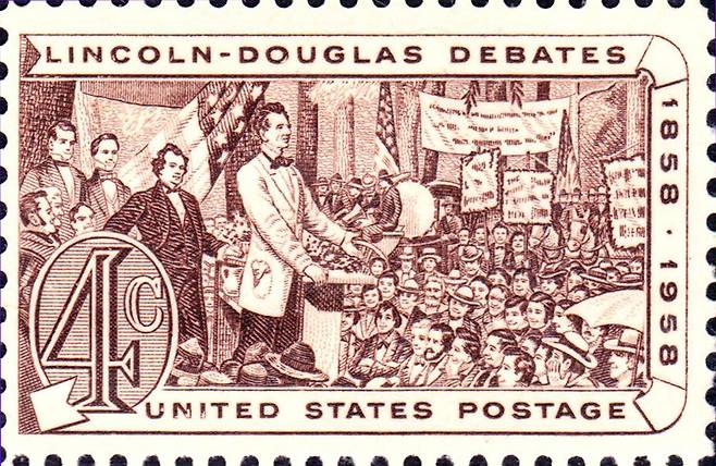 1858년 상원의원 선거에서 에이브러햄 링컨 후보(앞쪽)와 스티븐 더글러스 후보(뒤쪽)의 토론 모습을 그린 우표. 토론 100주년을 기념해 1958년 발행됐다. 에이브러햄 링컨 대통령 도서관 홈페이지.