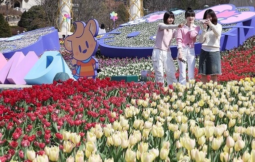 3월24일 용인 에버랜드를 찾은 시민들이 활짝 핀 튤립을 보며 봄의 정취를 만끽하고 있다. 연합뉴스