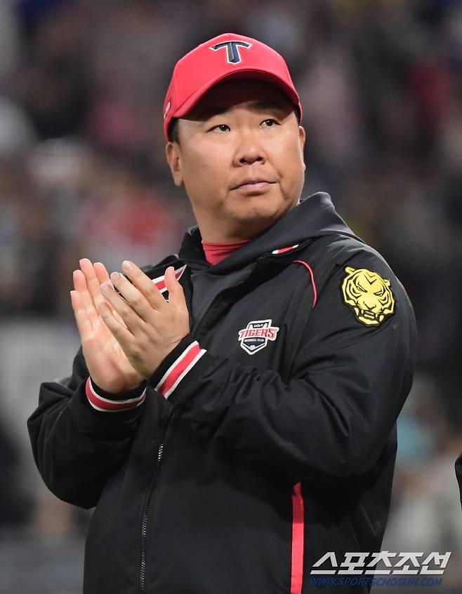 5일 광주 기아 챔피언스필드에서 열린 삼성과 KIA의 경기. 5대2로 승리한 KIA 이범호 감독이 기뻐하고 있다. 광주=정재근 기자 cjg@sportschosun.com/2024.4.5/