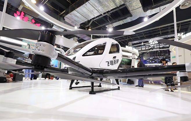 지난해 5월 상하이에서 열린 ‘2023 중국 브랜드 엑스포’를 찾은 한 방문객이 이항의 자율주행 드론을 살펴보고 있다. ⓒ 중국 차이나데일리 홈페이지 캡처