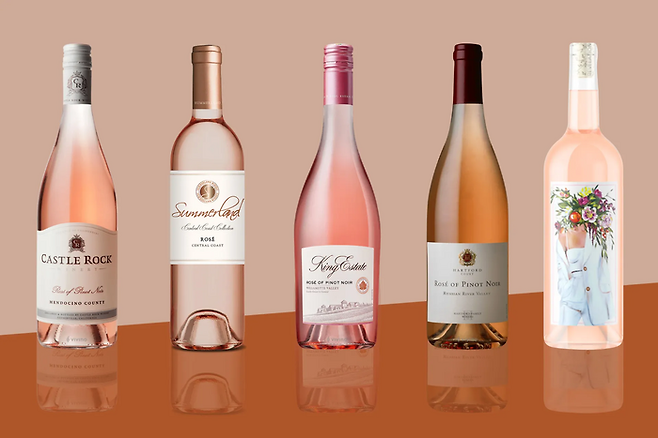 핑크빛을 내는 다양한 로제 와인들.