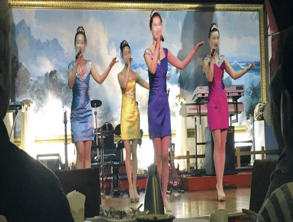 중국의 한 북한식당에서 종업원들이 공연을 하고 있다. 기사 내용과 직접적인 관련은 없음. (사진= AP=연합뉴스)