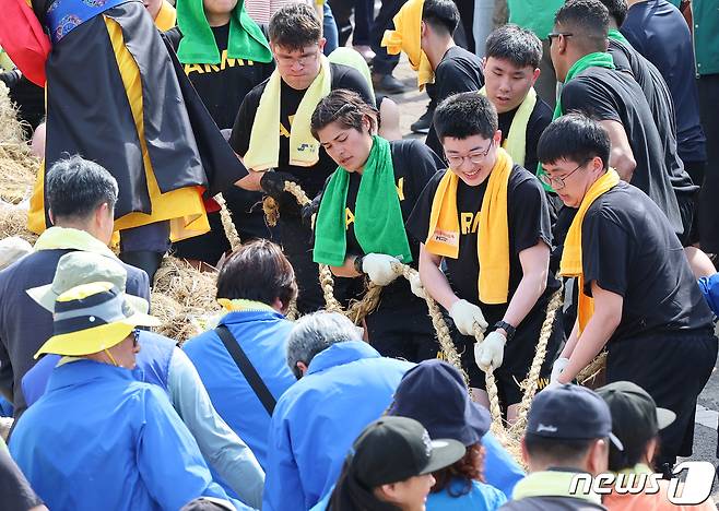 14일 충남 당진시 송악읍 기지시줄다리기박물관 일원에서 열린 기지시줄다리기 민속축제에서 참가자들이 줄을 옮기고 있다. 2024.4.14/뉴스1 ⓒ News1 김도우 기자