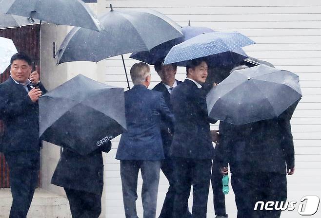 조국 조국혁신당 대표가 15일 경남 양산시 하북면 평산마을 문재인 전 대통령 사저를 방문해 문 전 대통령을 예방하고 있다. 2024.4.15/뉴스1 ⓒ News1 윤일지 기자