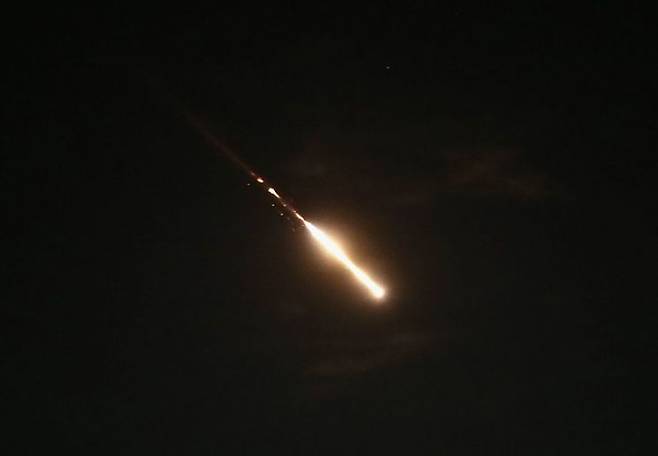 이스라엘의 아이언돔 방공 미사일이 이란 무인기(드론)를 향해 발사되는 모습.[이미지출처=신화·연합뉴스]