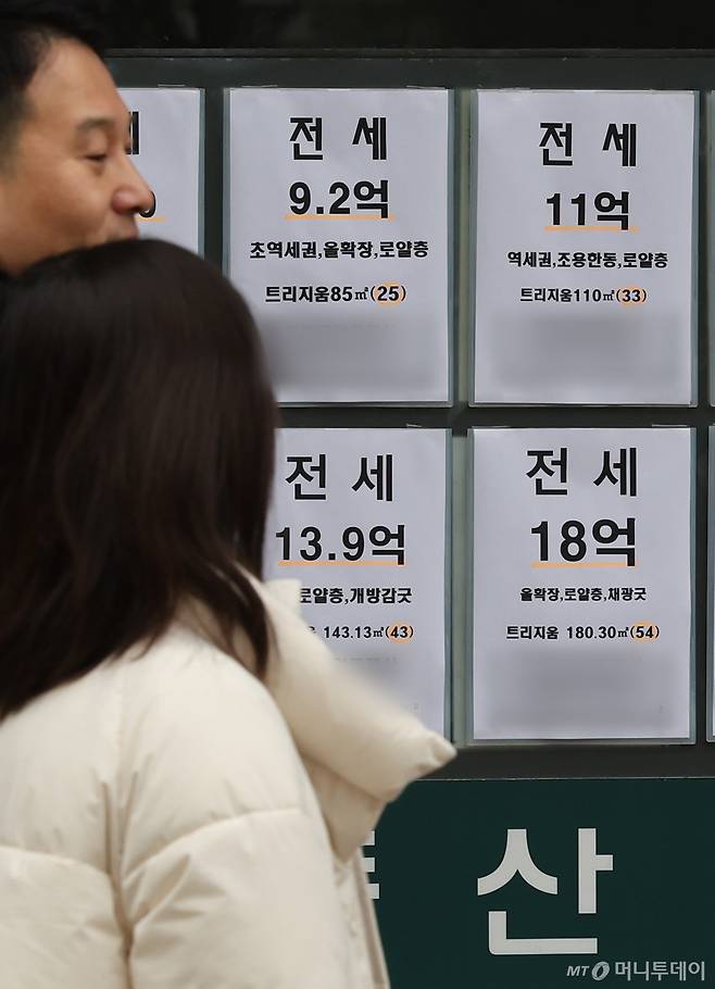 (서울=뉴스1) 김진환 기자 = 봄 이사 철을 맞아 전셋값과 전세수요가 일제히 상승하는 가운데 갭 투자(전세 끼고 매매)가 다시 늘고 있다. 갭투자는 매매가와 전세가 차액으로 부동산을 소유하는 투자방식이다. 빅데이터 업체 아실에 따르면 최근 6개월간(지난해 9월 이후) 서울에서 갭투자가 많았던 아파트 단지 상위 3곳 모두 송파구에 위치한 것으로 나타났다. 사진은 25일 서울 송파구의 한 부동산중개업소에 붙어 있는 전세 매물 안내문. 2024.2.25/뉴스1 Copyright (C) 뉴스1. All rights /사진=(서울=뉴스1) 김진환 기자