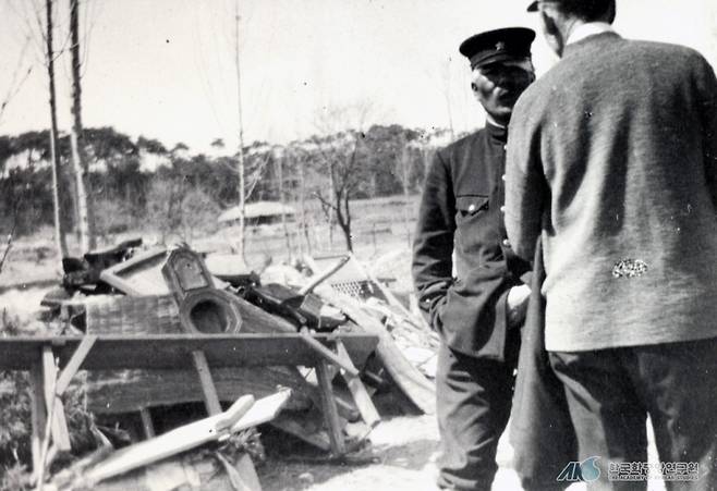 1919년 4월15일 경기 수원군 향남면(현 화성시 향남읍) 제암리에서 벌어진 학살 사건을 조사 중인 미국인 선교사의 모습. 당시 일제는 3·1 운동에 대한 보복으로 제암리 민간인 20여명을 학살했다. /사진=한국학중앙연구원 한국민족문화대백과사전