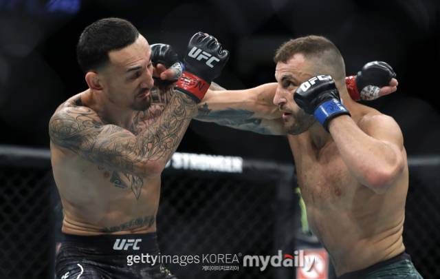 할로웨이(왼쪽)와 볼카노프스키의 경기 장면. /게티이미지코리아