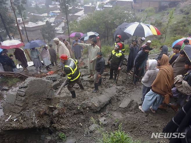 [AP/뉴시스] 14일 파키스탄 스왓 계곡 마타 마을에서 폭우로 집이 무너졌다.
