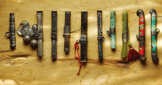 은장도는 무언가를 자르는 데 쓰임은 물론 젓가락, 귀이개, 침 등 실생활에 유용한 도구로 사용됐다. 노리개와 함께 장신구로 발전하기도 했다.