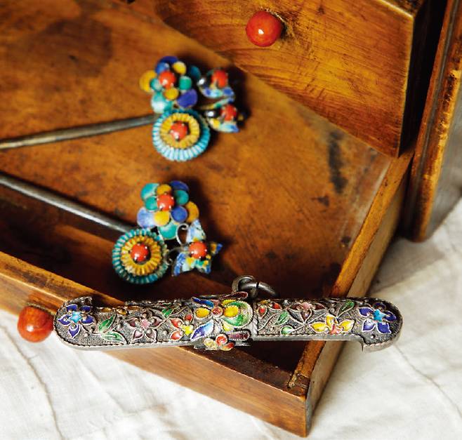 국화·매화 장식에 색을 입혀 화려함이 돋보이는 은장도. 8.8x8.1