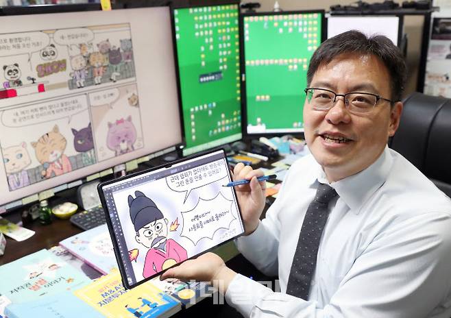 이영욱 법무법인 감우 변호사가 인터뷰에서 자신의 만화 작품들을 소개하고 있다. (사진= 김태형 기자)